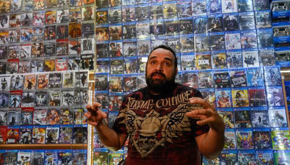 El dueño de la tienda de videojuegos Manuel Saavedra habla durante una entrevista con la AFP, en Caracas. (Foto: AFP)