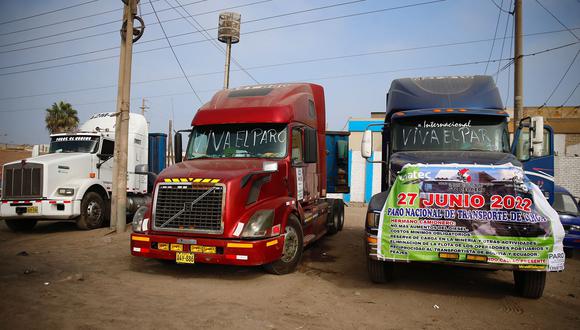 Choferes de carga pesada guardan sus camiones dentro de diferentes cocheras acatando el paro nacional. Foto: Hugo Curotto/GEC