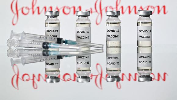 Los CDC y la FDA pidieron una pausa en el uso de la vacuna después que seis mujeres desarrollaron una enfermedad que involucraba coágulos de sangre tras recibirla. (Foto: JUSTIN TALLIS / AFP).