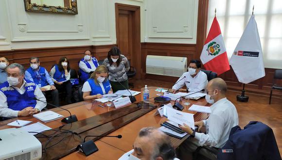 El premier Vicente Zeballos y el titular de Salud, entre otras autoridades participan en sesión conjunta. Foto: PCM