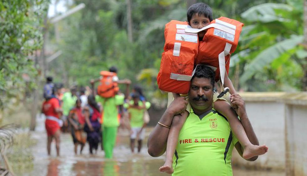 Unas 800 mil personas tuvieron que dejar sus casas y más de 350 fallecieron en las peores inundaciones registradas en un siglo en el estado de Kerala, India. (Foto: AFP)