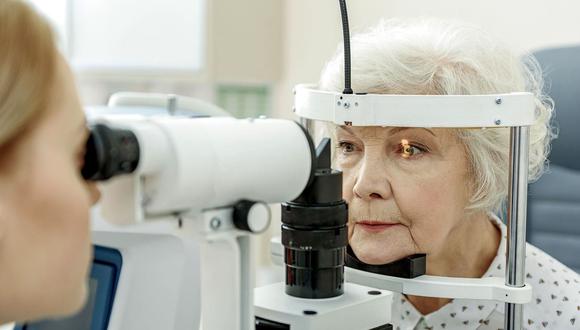 Con el fin de prevenir el riesgo de pérdida de visión, el especialista recomienda exámenes oculares anuales a las personas mayores de 50 años.