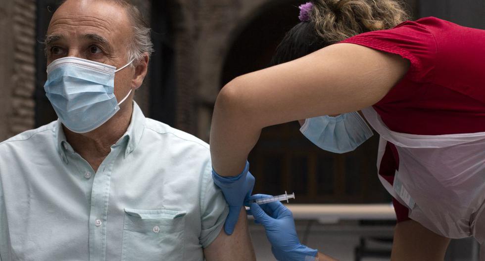 Un trabajador de la salud administra una dosis de la vacuna china CoronaVac contra el coronavirus a un hombre en un centro de vacunación de Santiago, Chile, el 16 de marzo de 2021. (CLAUDIO REYES / AFP).