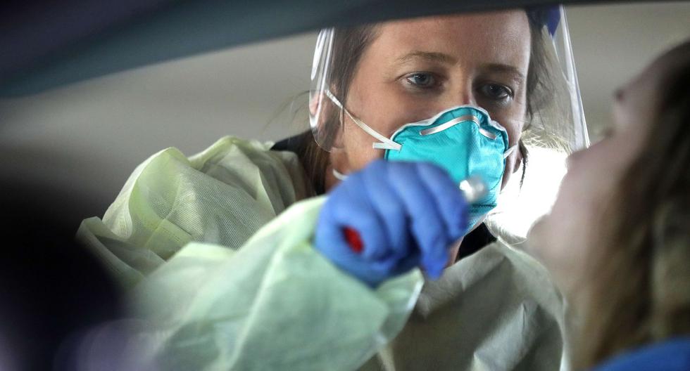 Imagen referencial. Personal de la salud toma muestras de personas para evaluar el coronavirus en Westminster, Maryland. (Chip Somodevilla/Getty Images/AFP).