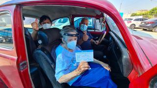 Abuelita de 95 años se vacunó en su cumpleaños desde el estadio Monumental