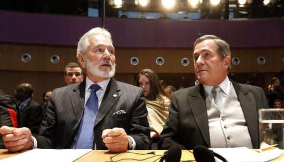 Canciller nicaragüense Samuel Santos (izq.) junto al embajador Carlos Argüello en La Haya en noviembre de 2012. (AFP)
