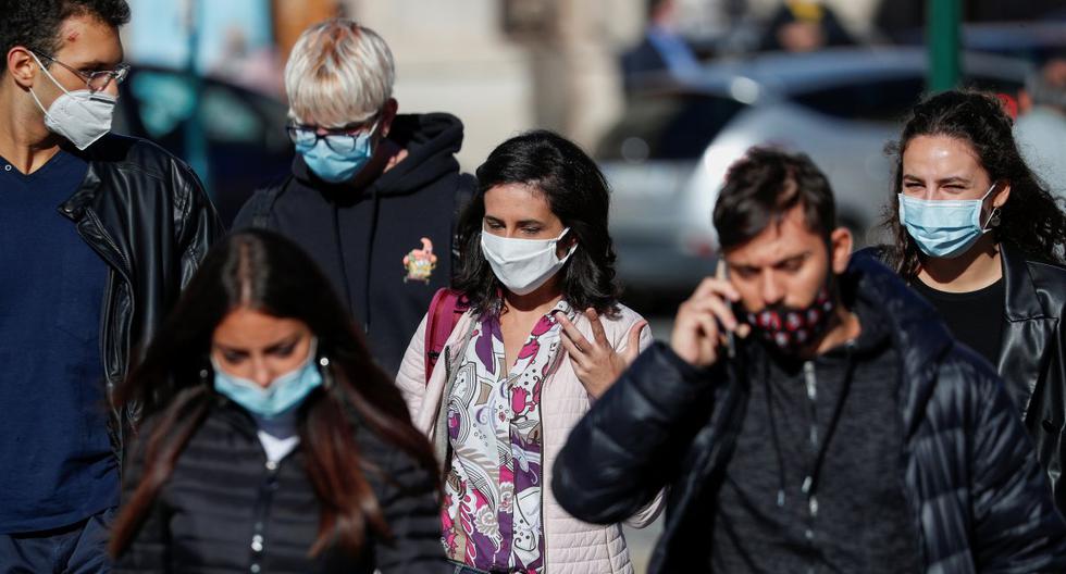 Se ven personas con máscaras faciales, en medio del brote de la enfermedad por coronavirus (COVID-19), en Roma, Italia, el 8 de octubre de 2020.  (REUTERS/Guglielmo Mangiapane).