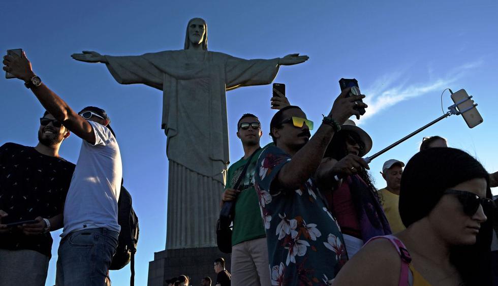 En Río de Janerio, una danza de selfies a los pies del Cristo Redentor. (Foto: AFP)