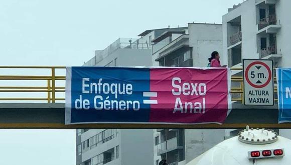 Esta mañana aparecieron carteles instalados en varios puentes de la Vía Expresa. (Fotos: Twitter)