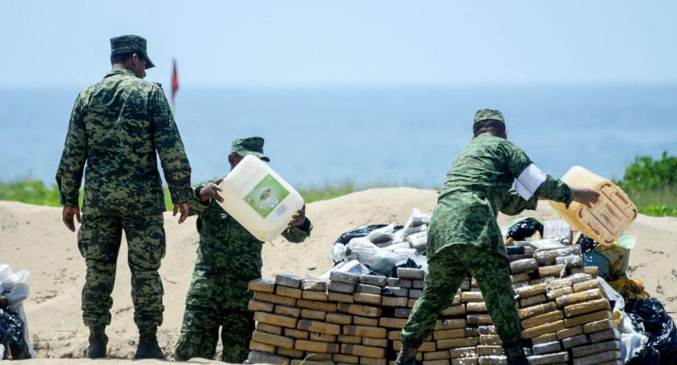 Imagen referencial. Personal de la Armada de México y antinarcóticos queman paquetes con parte de una incautación de cocaína. (AFP).