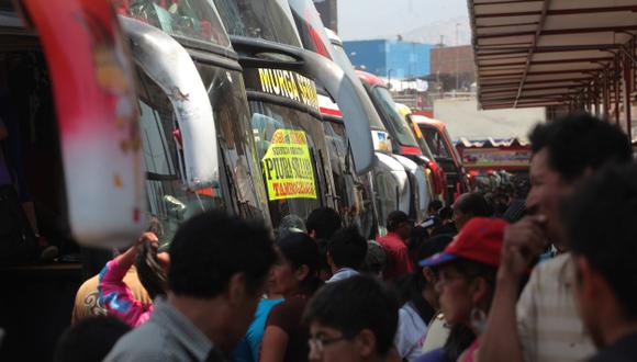MALESTAR. Viajeros rechazan pagar más por pasajes en terminales. (Fidel Carrillo)