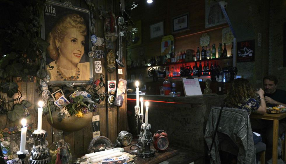 Evitas y Perones se multiplican en las calles y bares de Buenos Aires. (Foto: AFP)
