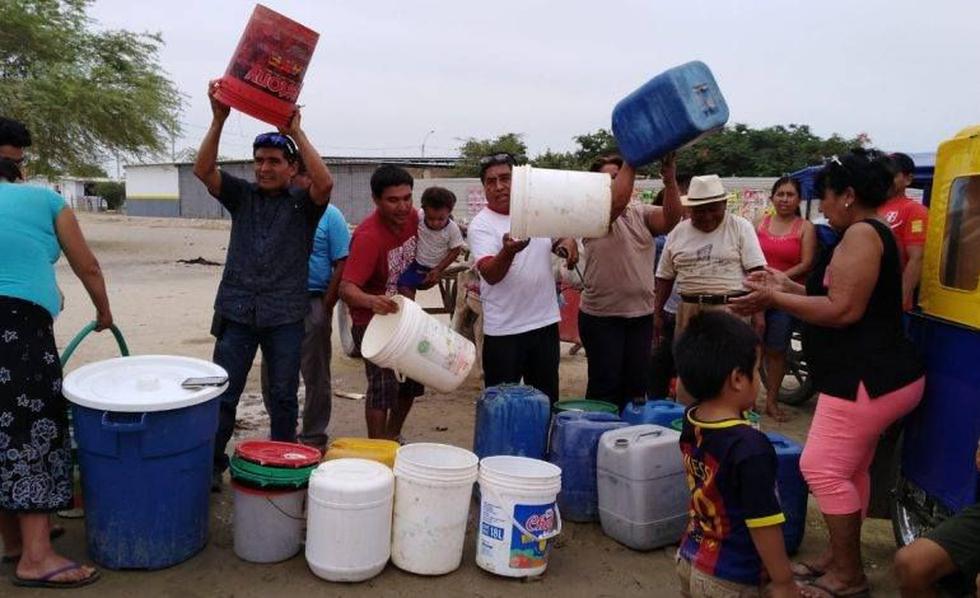 Unos 10 mil moradores de seis asentamientos humanos del distrito Veintiséis de Octubre padecen por el desabastecimiento de agua. (Johnny Obregón)