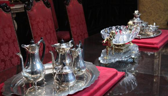 Si su estilo es clásico, considere una vajilla de porcelana con copas de cristal y accesorios de plata.