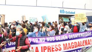 Asegurados protestan por cierre de establecimiento de Essalud en Magdalena