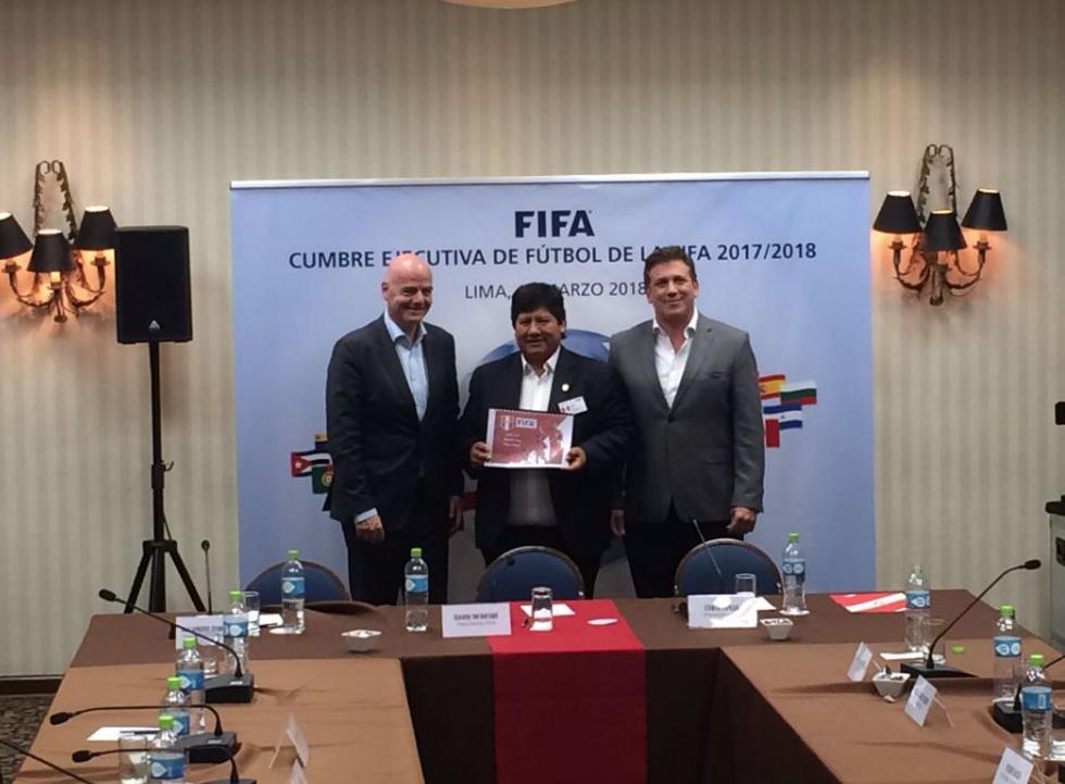 Alejandro Domínguez, presidente de la Conmebol, junto a Gianni Infantino, titular de la FIFA, y Edwin Oviedo, mandamás de la FPF. (FPF)