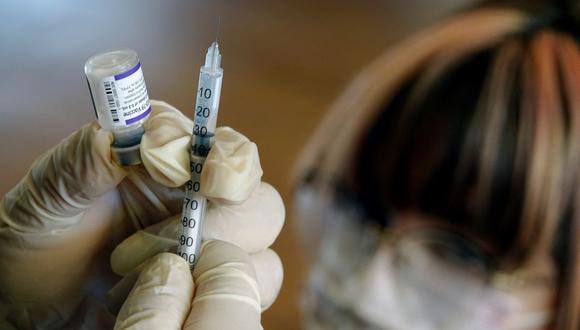 La EMA ha aprobado hasta ahora cuatro vacunas, dos tratamientos con anticuerpos, y ha permitido el uso de urgencia de las píldoras del laboratorio Merck contra el COVID-19. (Foto: RODRIGO BUENDIA / AFP)