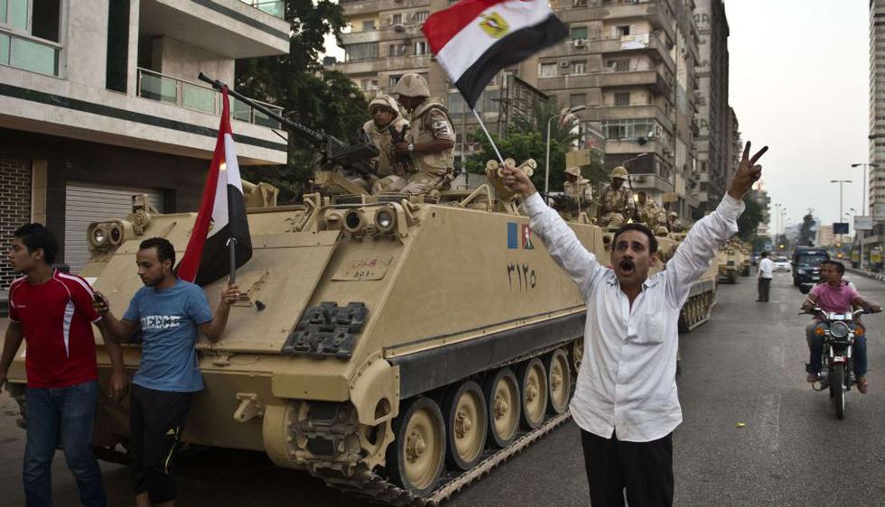 El Ejército egipcio envío tropas respaldadas por vehículos blindados al corazón de El Cairo. (AFP)