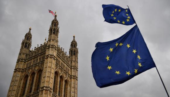 "Estamos tomando el control de nuestras leyes como votó la gente en el referéndum de 2016", dijo el Gobierno. En la foto, la bandera de la Unión Europea ondea sobre las Casas del Parlamento. (Foto: AFP)