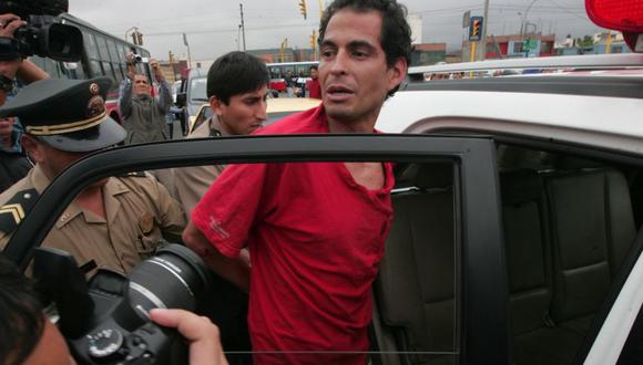 Aldo Valle fue sorprendido en el preciso momento que echaba gasolina en el frontis de la casa ubicada en la zona de Mirones Bajos, en Cercado de Lima, a fin de prenderle fuego. (Foto: GEC)