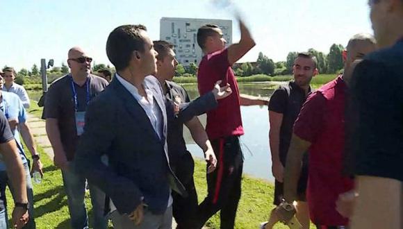 Cristiano Ronaldo perdió los papeles y arrojó micrófono de periodista al agua. (Captura)