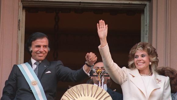 El presidente argentino Carlos Menem y su entonces esposa Zulema Yoma saludan a la multitud desde el balcón del Palacio Presidencial, el 8 de julio de 1989 en Buenos Aires. (Foto: DANIEL MUZIO / AFP)