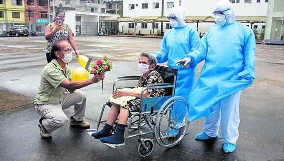 Huánuco: los hijos de la anciana de 91 años la recibieron con globos y flores en los exteriores del Hospital COVID-19 de Tingo María