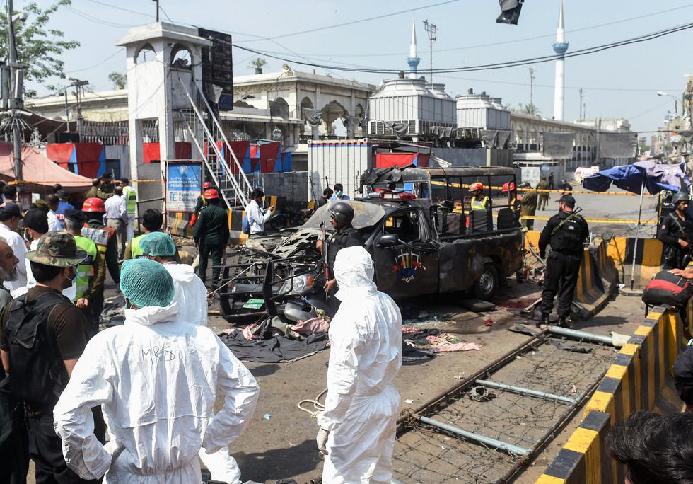La policía confirmó la explosión, en tanto que la televisión pública (PTV) mostraba imágenes de vehículos dañados y de personal de socorro trabajando en el lugar del incidente. (AFP)
