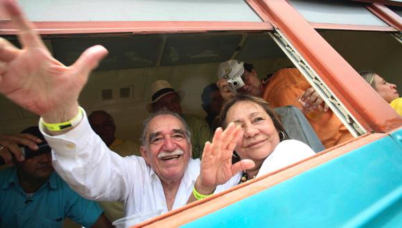 El premio Nobel de Literatura de Colombia Gabriel García Márquez y su esposa, Mercedes Barcha, saludan a su llegada en un tren a Aracataca, el miércoles 30 de mayo de 2007.  (AP/William Fernando Martinez).
