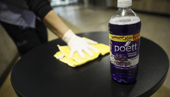 En julio de 2020 Clorox Perú S.A. anunció el retiro voluntario de sus limpiadores líquidos antibacteriales Poett fabricados antes del 30 de junio, pues algunos de estos presentaron fallas en sus propiedades de desinfección, debido a una contaminación bacteriana. (Foto: Joel Alonzo / GEC)