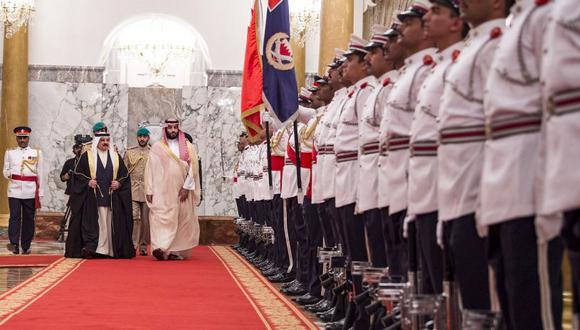 Bin Salman se reunió con el rey de Baréin, Hamad bin Isa al Jalifa. | Foto: AFP