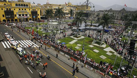 La Plaza de Armas albergó a peruanos y extranjeros que apreciaron la premiación del Dakar 2012. (A. Orbegoso)