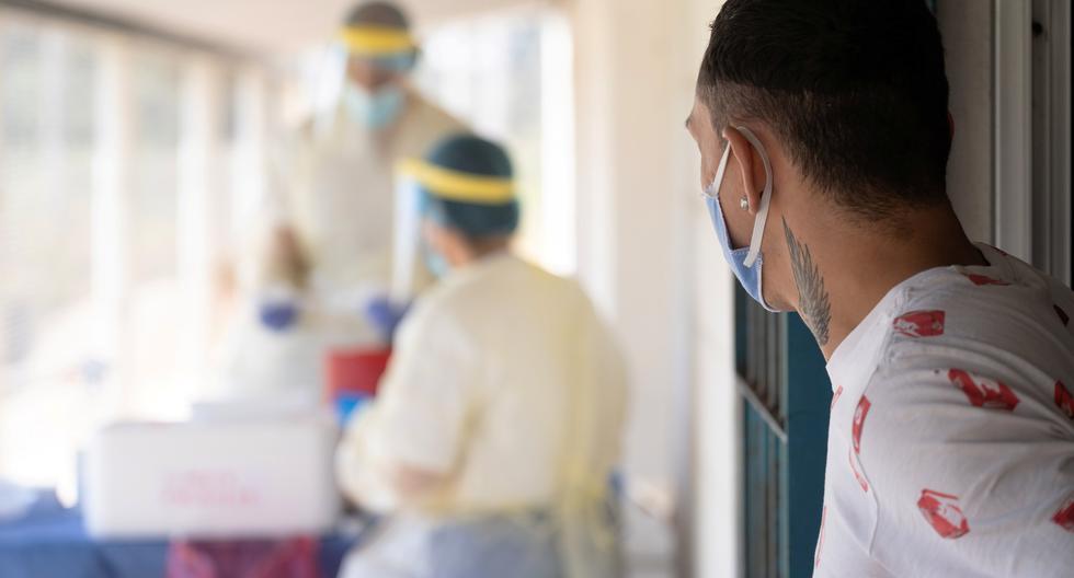 Un preso observa a los trabajadores de la salud antes de recibir la vacuna contra el coronavirus de Sinovac en la Unidad cuatro del penal Santiago Vázquez, en Montevideo, Uruguay, el 19 de marzo de 2021. (REUTERS/Ana Ferreira Cirigliano).