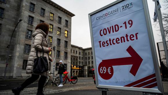 Una mujer camina hacia un centro de pruebas de coronavirus en Berlín, el pasado 6 de enero de 2021 en medio de la pandemia del nuevo coronavirus. (John MACDOUGALL / AFP)