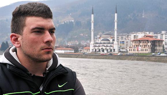 Alen Muhic, el joven bosnio que busca a sus padres biológicos. (AFP)