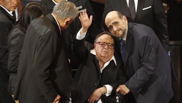 El ‘Señor Barriga’ y el 'Profesor Jirafales’ también acompañaron a Gómez Bolaños. (Reuters)