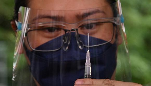 Un trabajador médico prepara la vacuna BioNtech-Pfizer durante una campaña de inoculación de jóvenes de 12 a 17 años contra el coronavirus Covid-19, en una escuela en la ciudad de Taguig, suburbano de Manila. (Foto: Ted ALJIBE / AFP)