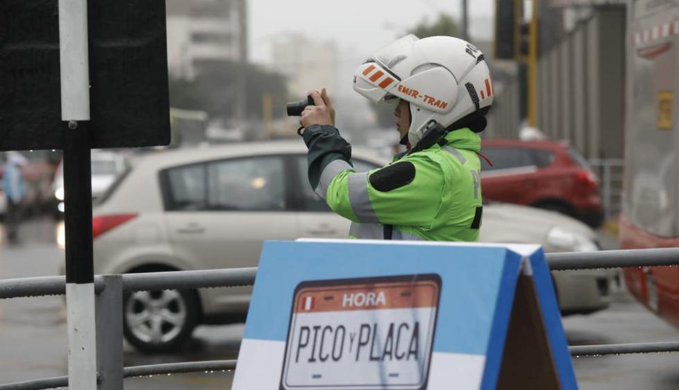 Ejecución del plan 'pico y placa' en la avenida Javier Prado. (Foto: Anthony Niño De Guzmán/GEC)