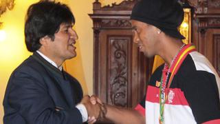 Evo Morales condecora a Ronaldinho