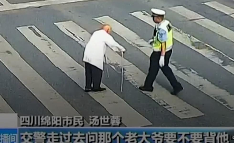 La secuencia, captada por las cámaras de seguridad y tuvo un final feliz, se emitió en la televisión estatal china. (Captura)