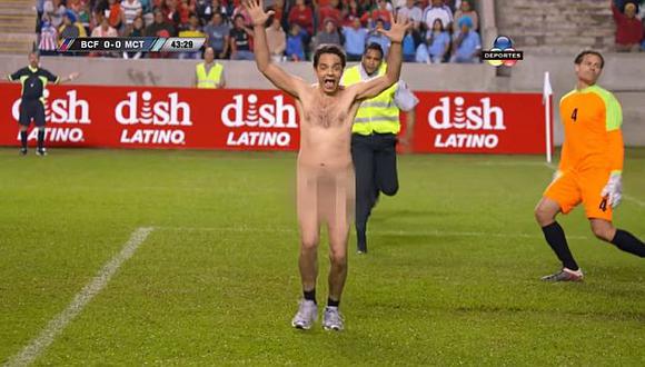 ¿Qué hace Eugenio Derbez corriendo desnudo durante un partido de fútbol? (YouTube)