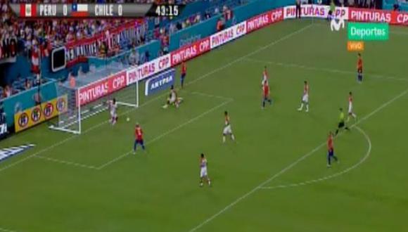 Luis Advíncula  evitó así el gol a Perú de parte de Nicolás Castillo. (Captura: Movistar Deportes)