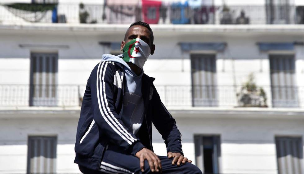 Un hombre de Argelia, vistiendo la bandera nacional en su rostro, se manifiesta para exigir un cambio radical en todo el sistema político del país. (Foto: AFP)