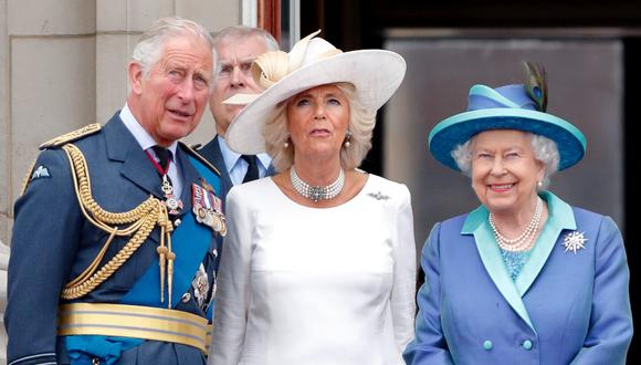 La reina Isabel II del Reino Unido, Camila de Cornualles y Carlos de Gales. (Foto: AFP)