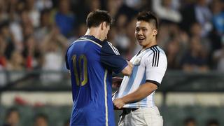 YouTube: Lionel Messi firmó autógrafo en pleno partido Argentina-Hong Kong