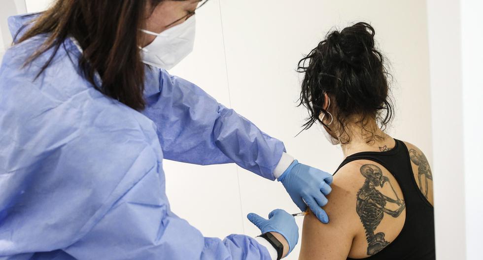 Una persona recibe una inyección con la vacuna Astrazeneca dentro del centro de vacunación Acea para todas las personas mayores de 18 años, lanzado por la región de Lazio del 02 al 06 de junio, en Roma, Italia, 3 de junio de 2021. (Italia, Roma) (EFE / EPA / FABIO FRUSTACI).