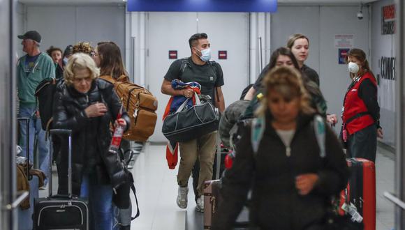 Estados Unidos exigirá un test de COVID-19 negativo a viajeros que lleguen al país en avión. (Foto: KAMIL KRZACZYNSKI / AFP)