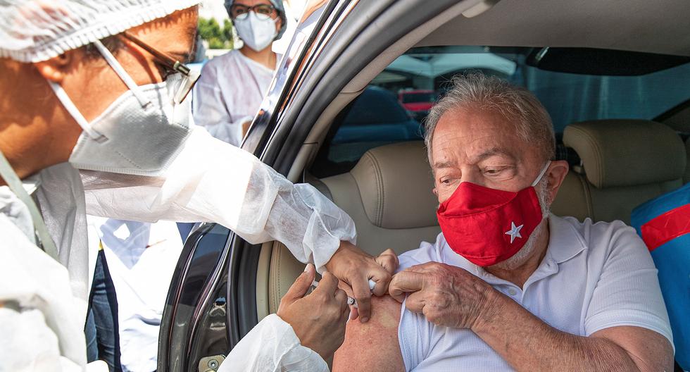 El ex presidente brasileño Lula da Silva recibe una dosis de la vacuna contra el coronavirus CoronaVac, en Sao Bernardo do Campo, cerca de Sao Paulo, Brasil, el 13 de marzo de 2021. (Instituto Lula/Ricardo Stuckert/ REUTERS).