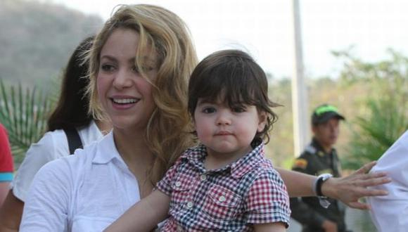 La cantante Shakira no descuida la crianza de su pequeño hijo Milan a pesar su agitada carrera musical. (Internet).