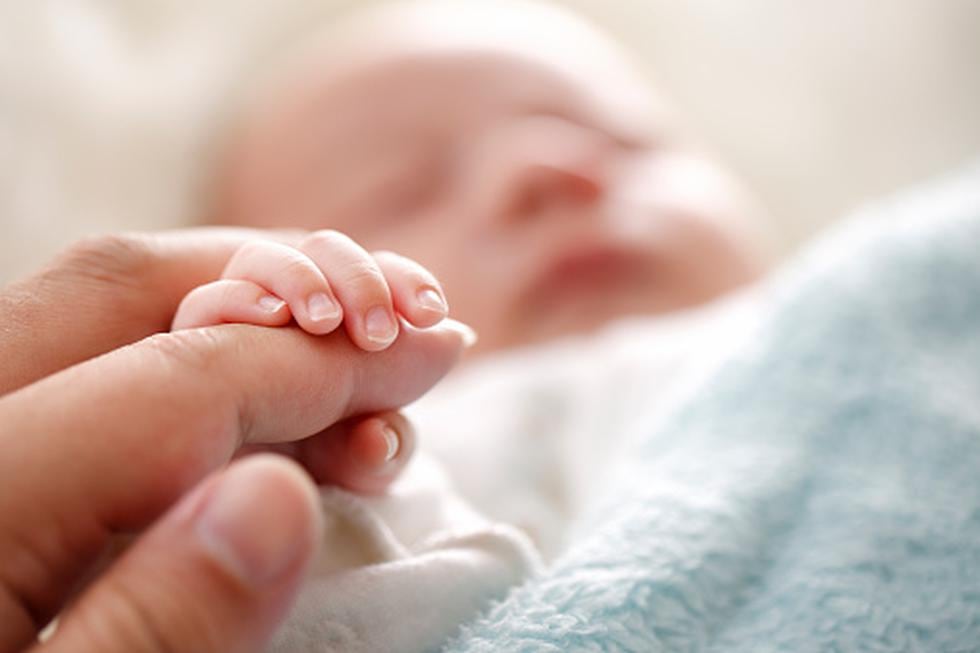 Herpes neonatal y el 'beso de la muerte' que puso en riesgo la vida del bebé Noah en Inglaterra. (Getty/Referencial)